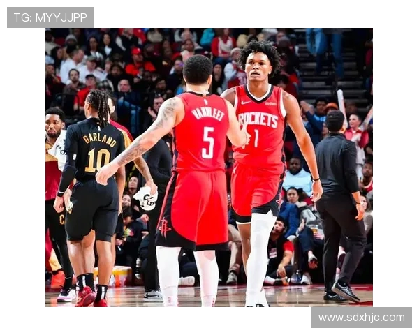 快船迎战勇士季后赛激战 双方星光熠熠对决引人关注